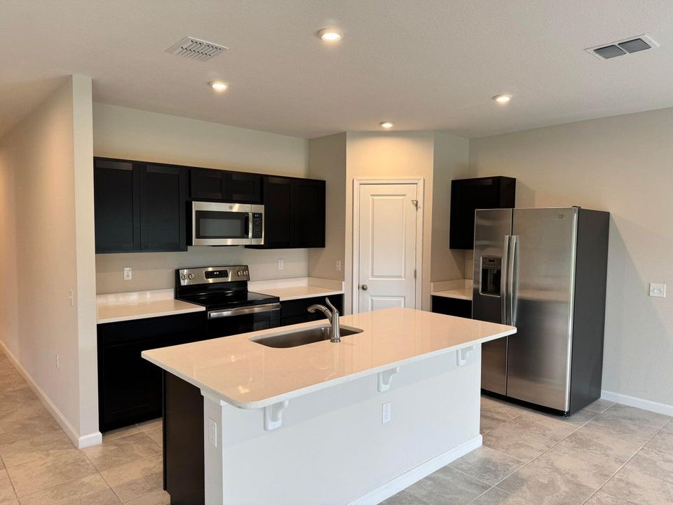 For Rent: $2,400 (3 beds, 2 baths, 1715 Square Feet)