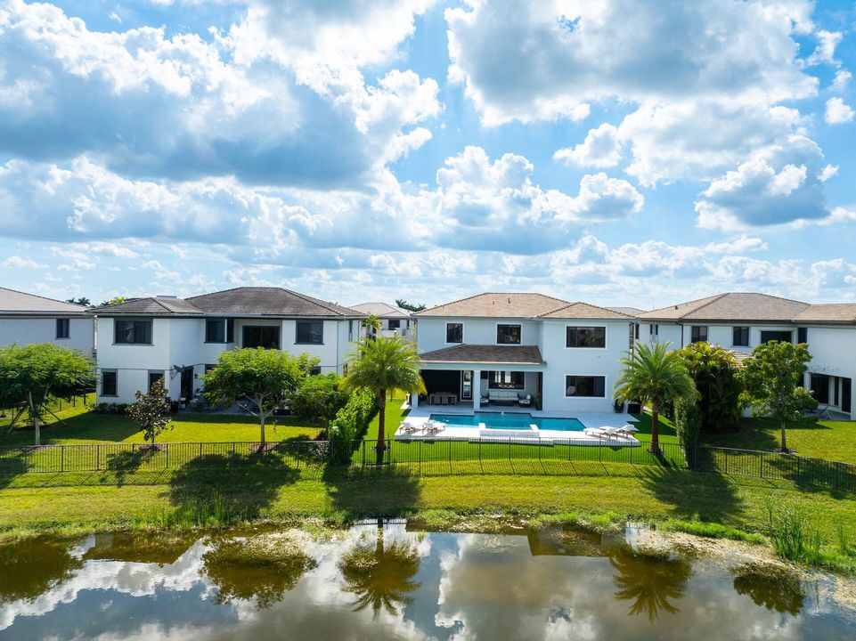 На продажу: $1,725,000 (5 спален, 5 ванн, 4032 Квадратных фут)