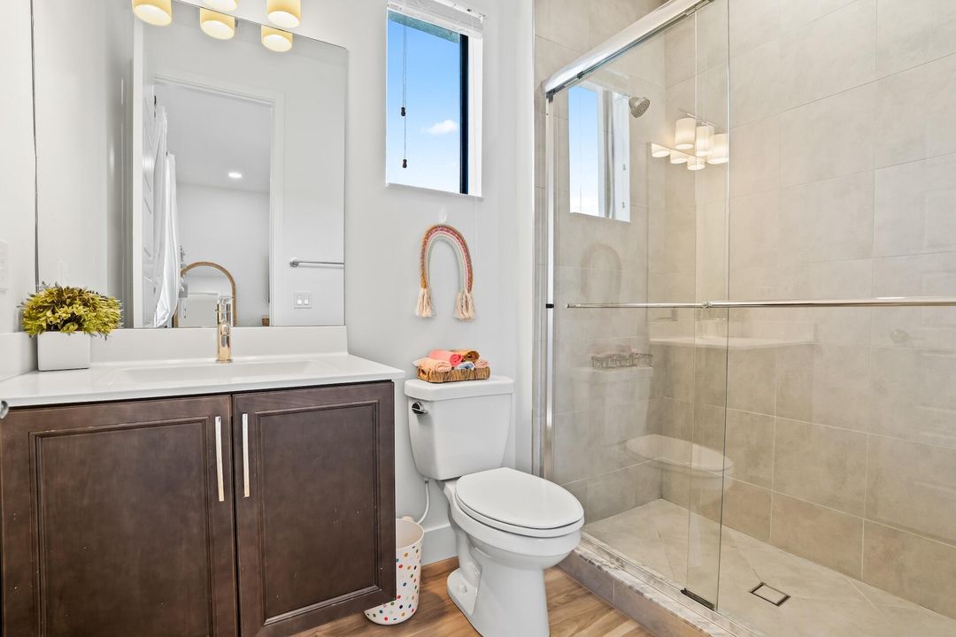 На продажу: $1,725,000 (5 спален, 5 ванн, 4032 Квадратных фут)