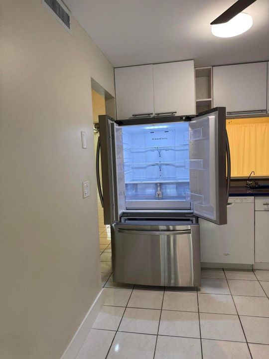 На продажу: $220,000 (2 спален, 2 ванн, 1133 Квадратных фут)