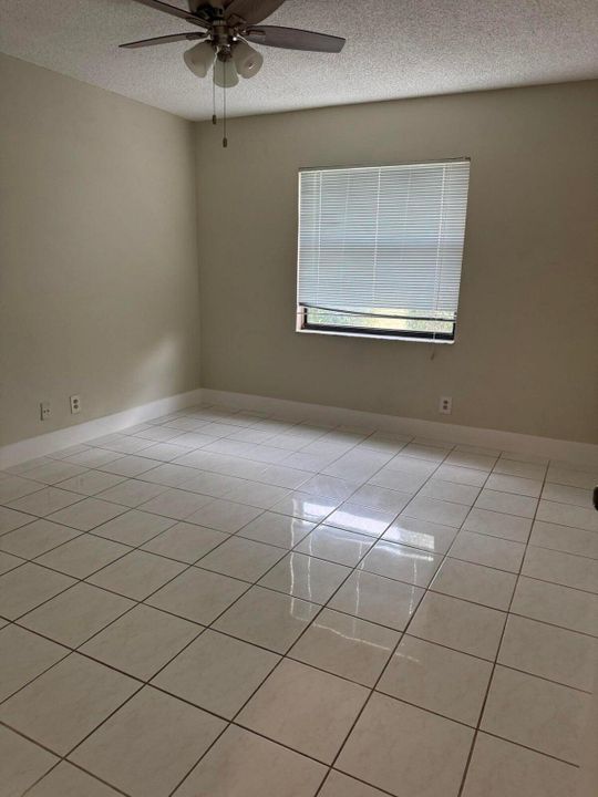 На продажу: $220,000 (2 спален, 2 ванн, 1133 Квадратных фут)