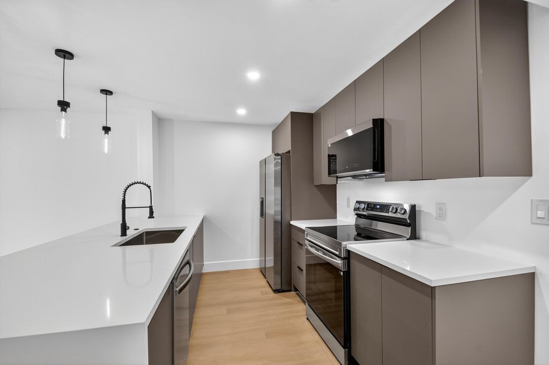 待售: $175,000 (1 贝兹, 1 浴室, 882 平方英尺)