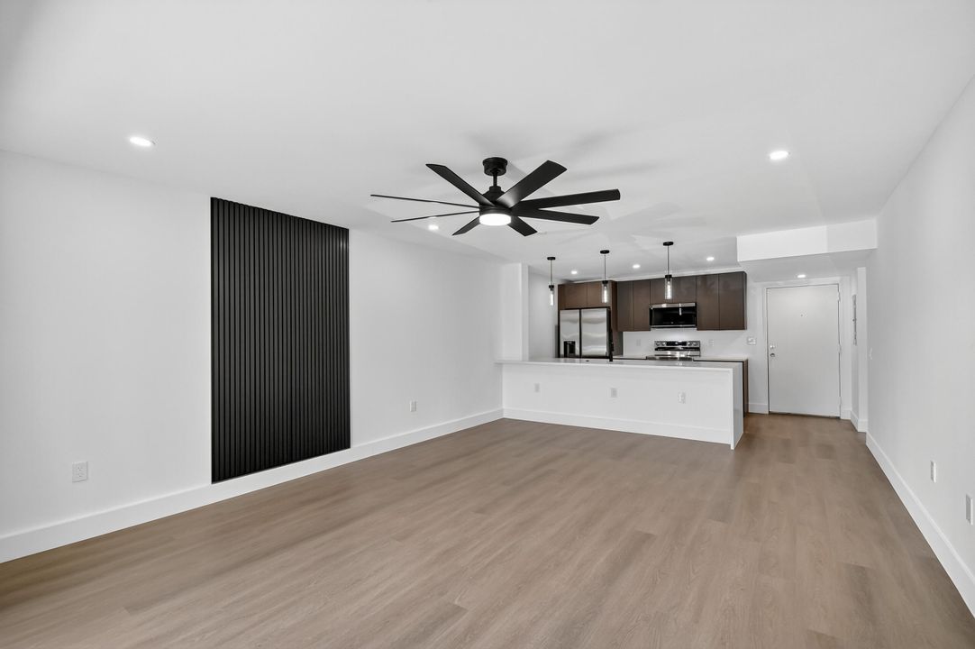 待售: $175,000 (1 贝兹, 1 浴室, 882 平方英尺)