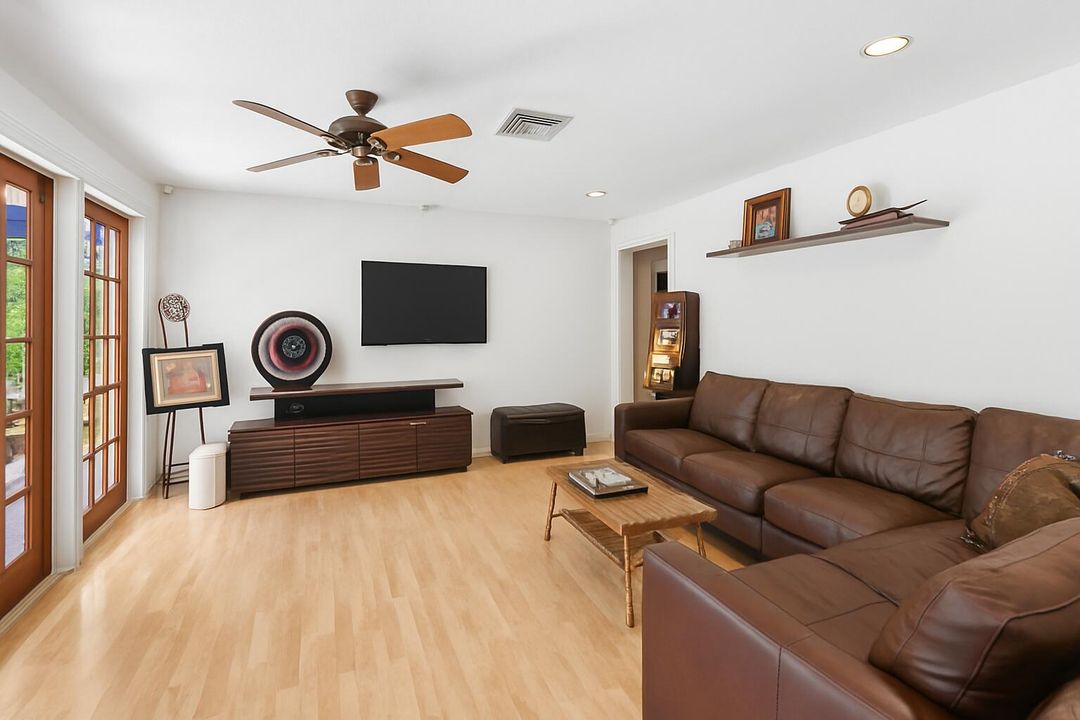 For Sale: $1,030,000 (3 beds, 2 baths, 1863 Square Feet)