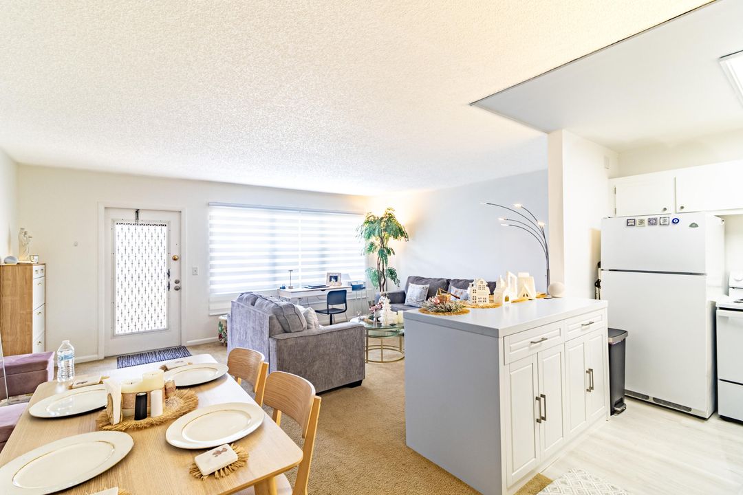 待售: $118,000 (1 贝兹, 1 浴室, 715 平方英尺)