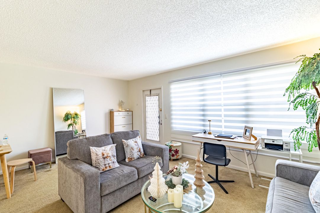 待售: $118,000 (1 贝兹, 1 浴室, 715 平方英尺)