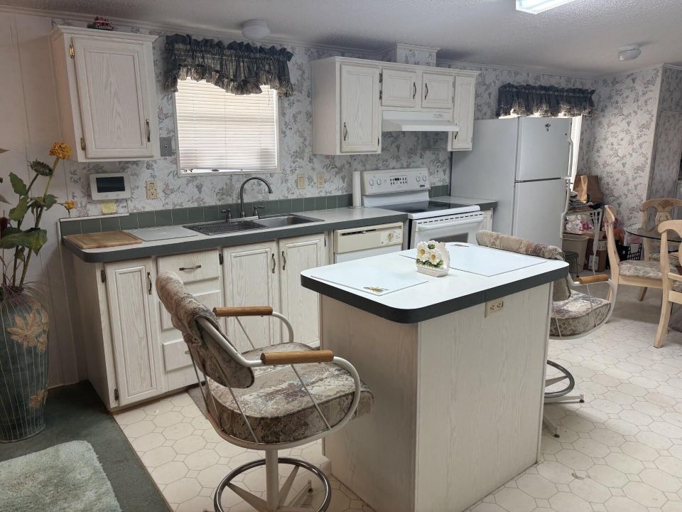 For Sale: $115,000 (4 beds, 2 baths, 2084 Square Feet)