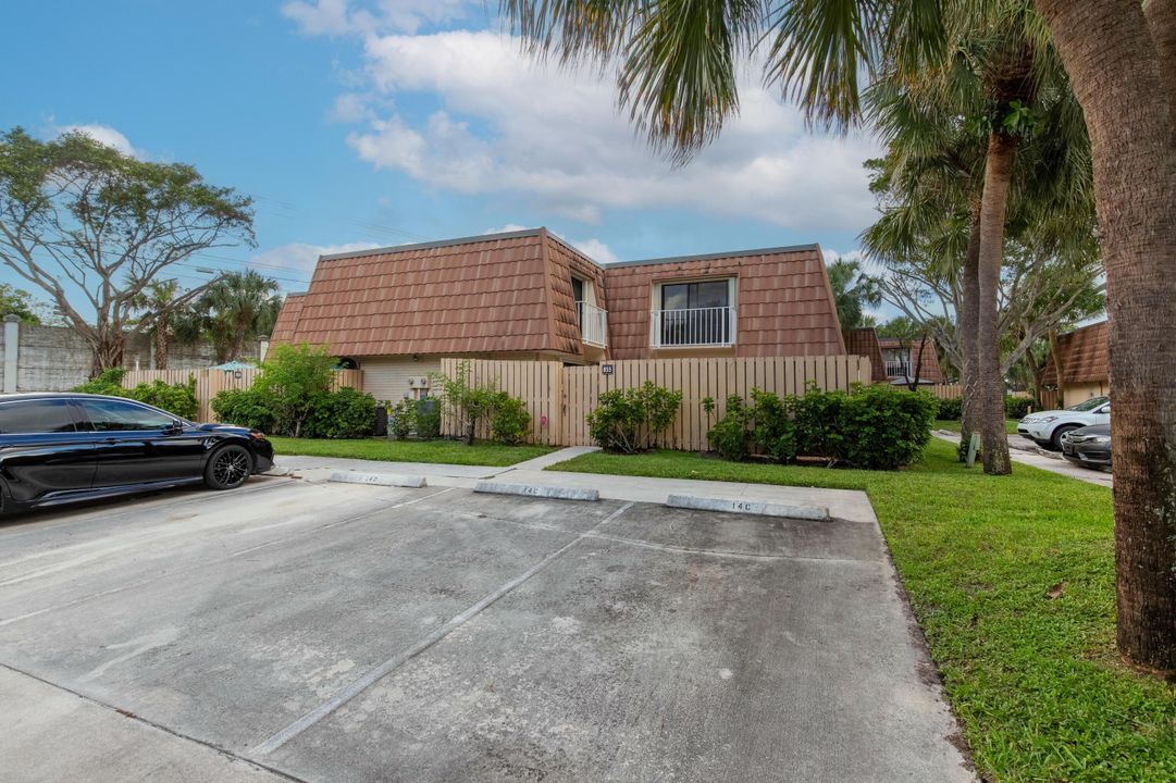 合同活跃: $2,450 (2 贝兹, 2 浴室, 1288 平方英尺)