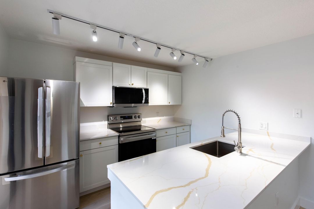 合同活跃: $2,450 (2 贝兹, 2 浴室, 1288 平方英尺)