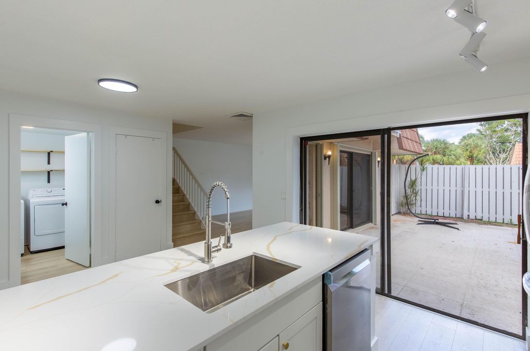 合同活跃: $2,450 (2 贝兹, 2 浴室, 1288 平方英尺)