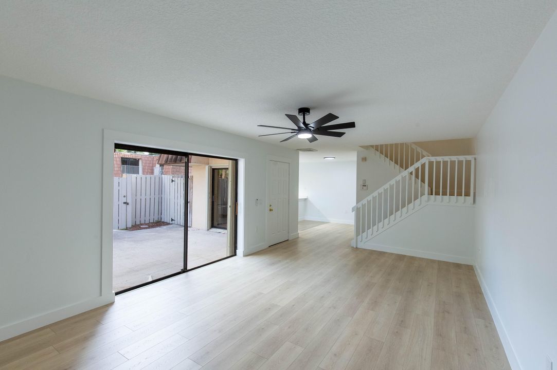 合同活跃: $2,450 (2 贝兹, 2 浴室, 1288 平方英尺)