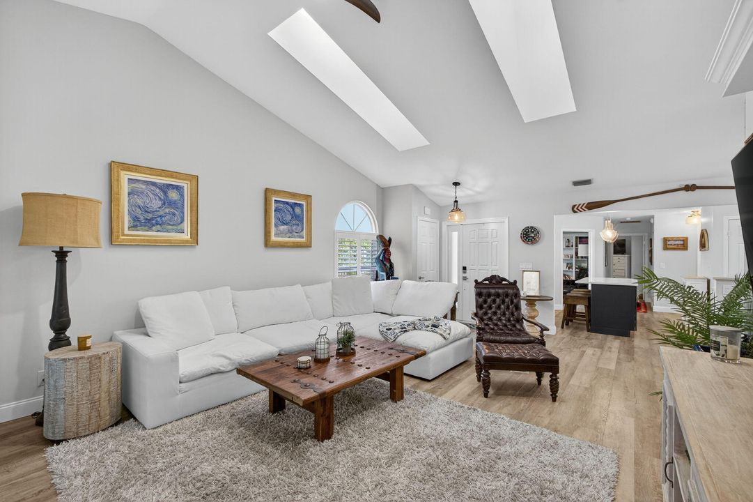 For Sale: $876,000 (3 beds, 2 baths, 1593 Square Feet)