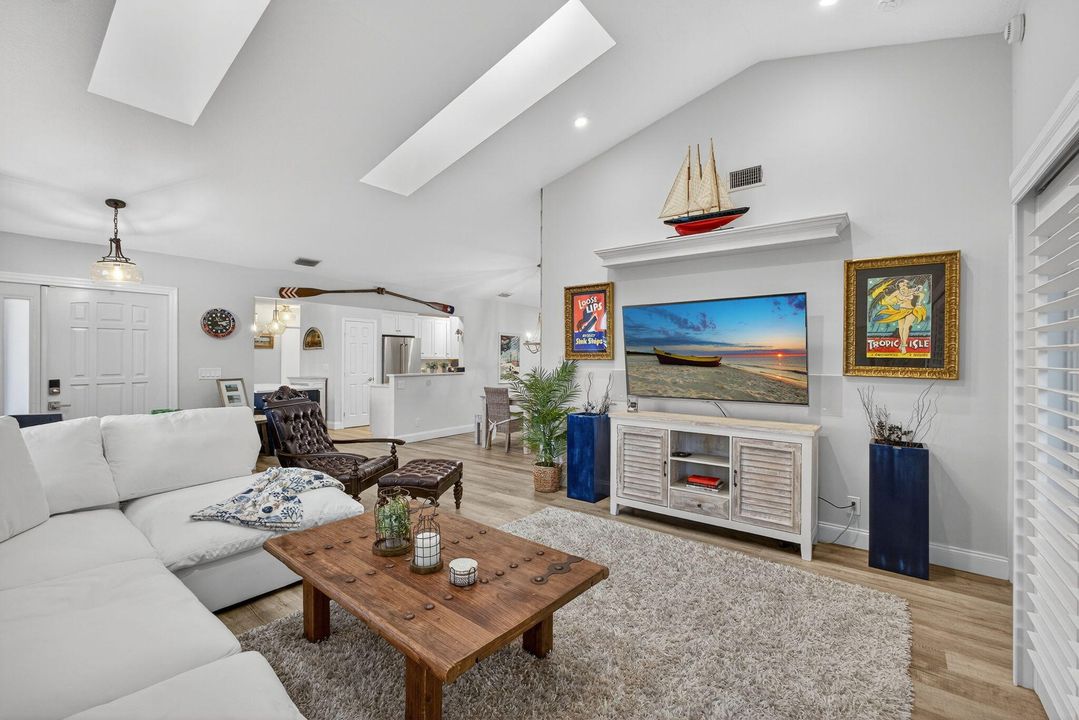 For Sale: $876,000 (3 beds, 2 baths, 1593 Square Feet)