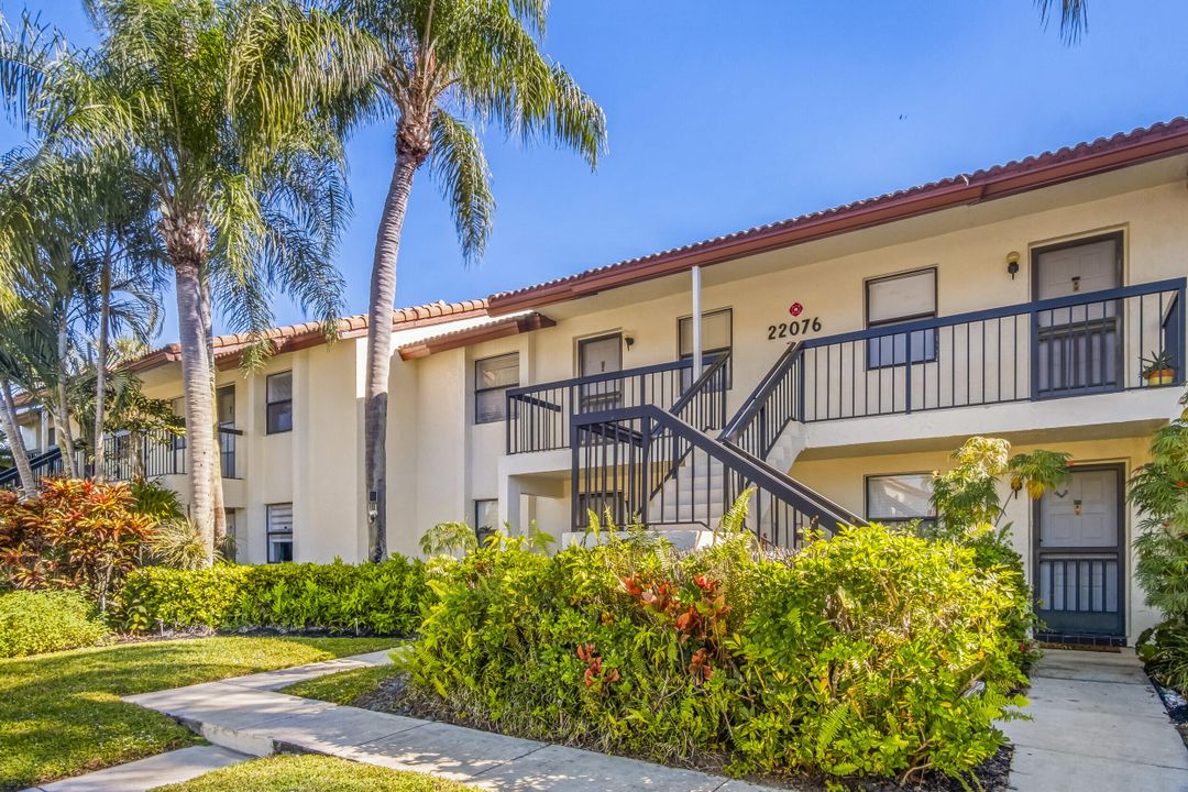 For Sale: $225,000 (2 beds, 2 baths, 958 Square Feet)