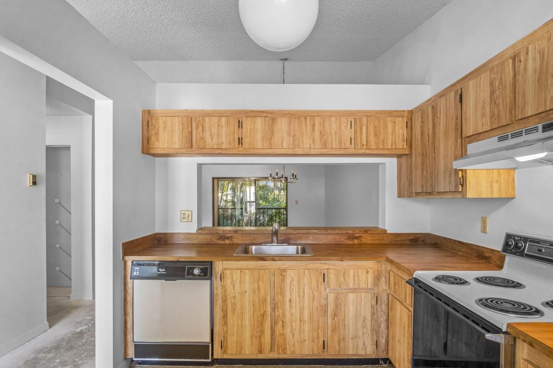 For Sale: $225,000 (2 beds, 2 baths, 958 Square Feet)