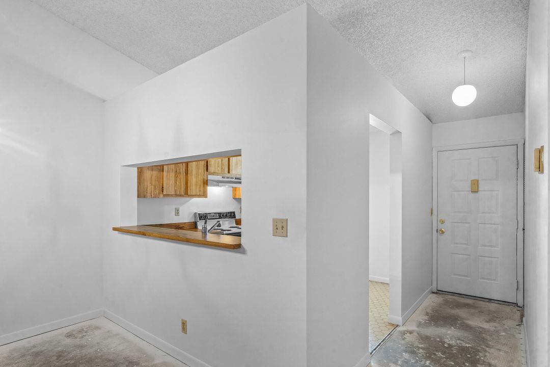 For Sale: $225,000 (2 beds, 2 baths, 958 Square Feet)