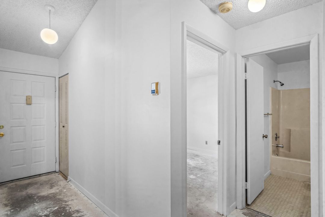 For Sale: $225,000 (2 beds, 2 baths, 958 Square Feet)