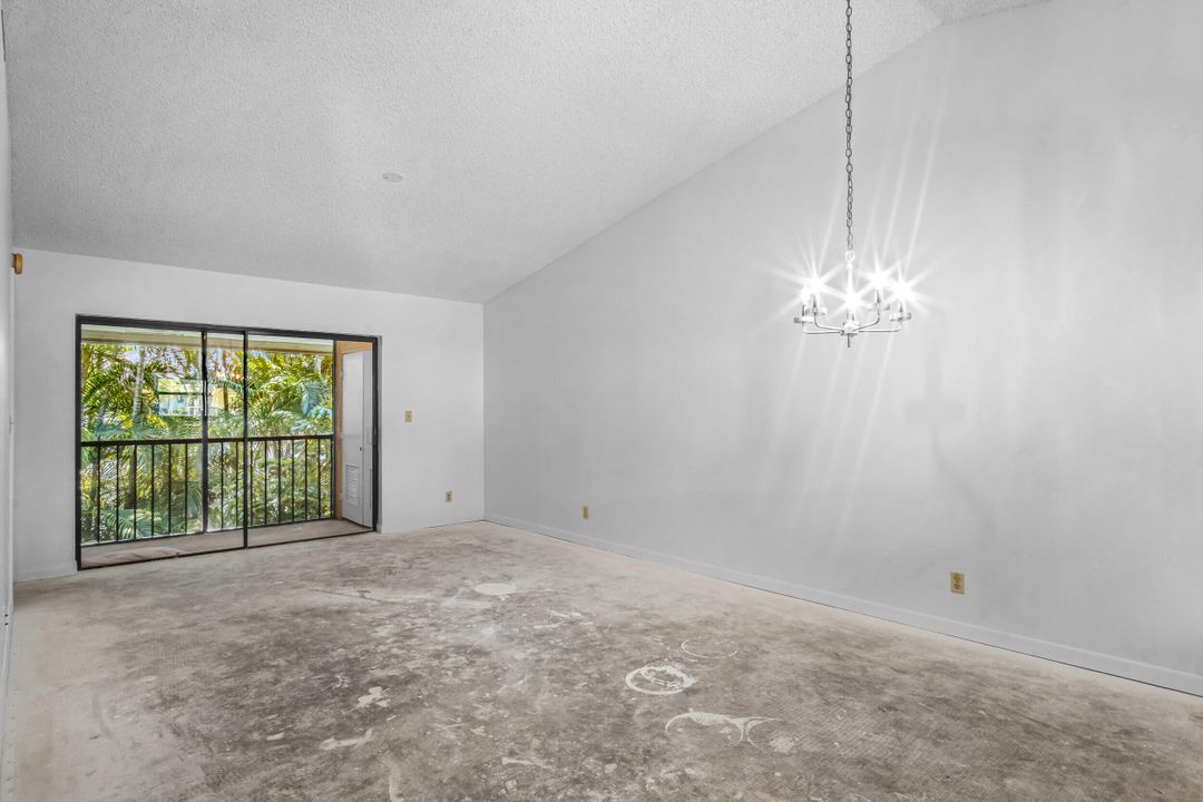 For Sale: $225,000 (2 beds, 2 baths, 958 Square Feet)