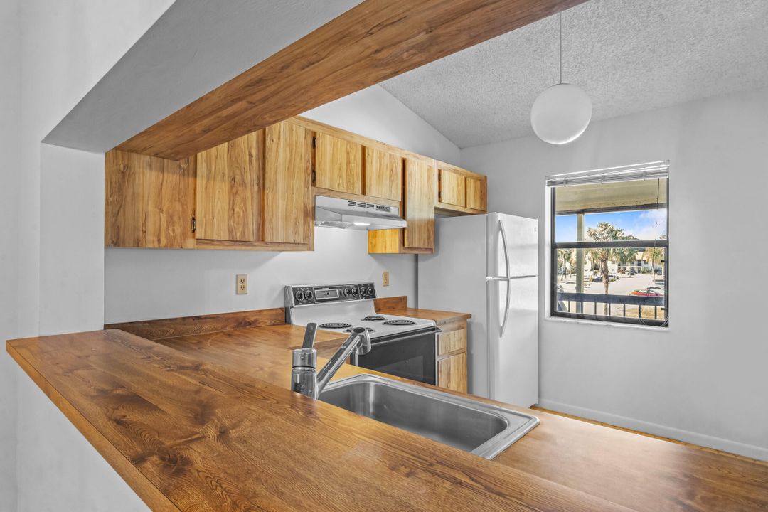 For Sale: $225,000 (2 beds, 2 baths, 958 Square Feet)