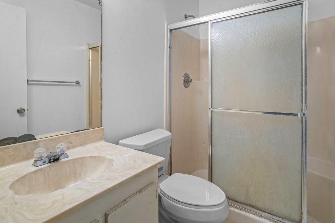 For Sale: $225,000 (2 beds, 2 baths, 958 Square Feet)