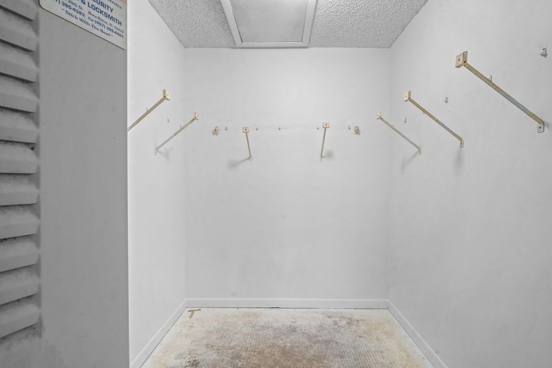 For Sale: $225,000 (2 beds, 2 baths, 958 Square Feet)