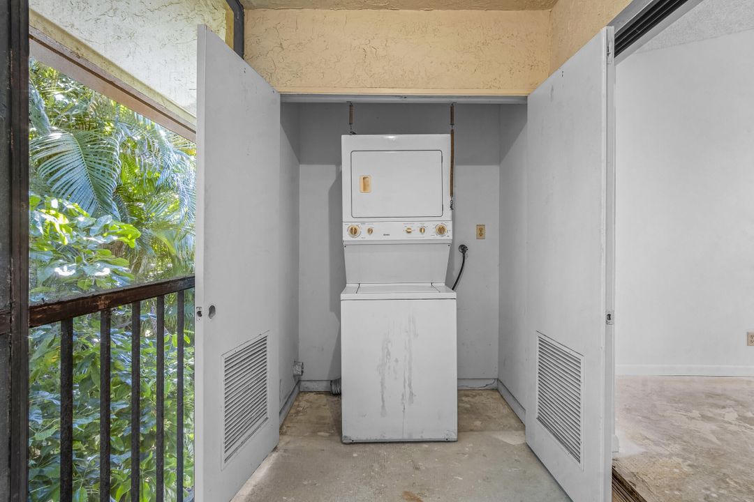 For Sale: $225,000 (2 beds, 2 baths, 958 Square Feet)