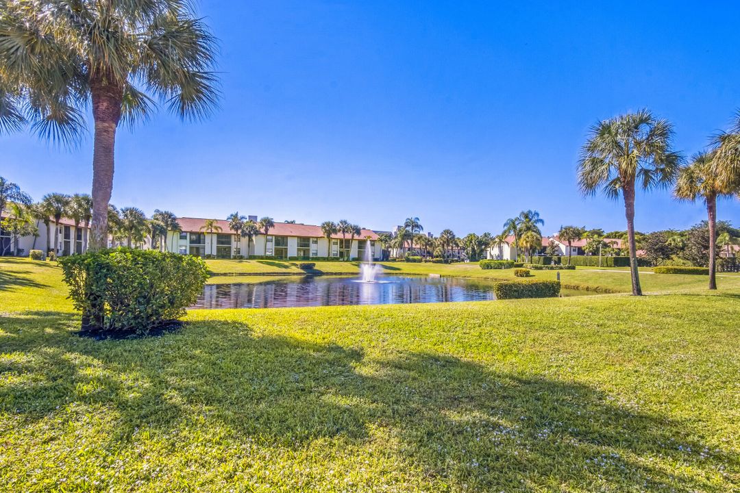 For Sale: $225,000 (2 beds, 2 baths, 958 Square Feet)