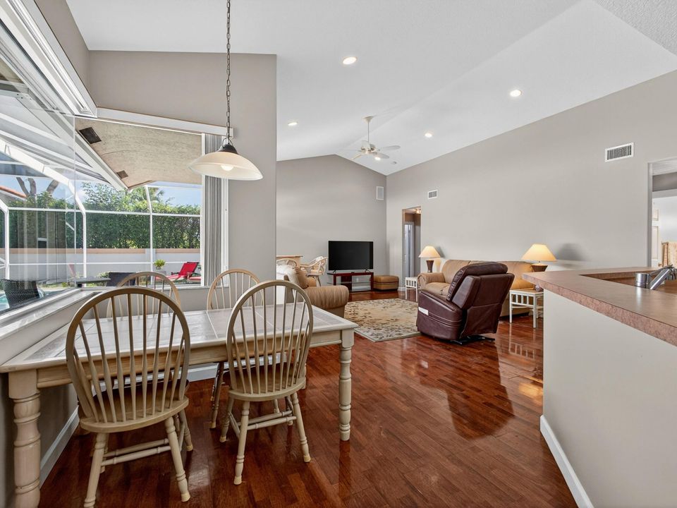 待售: $720,000 (4 贝兹, 3 浴室, 2469 平方英尺)