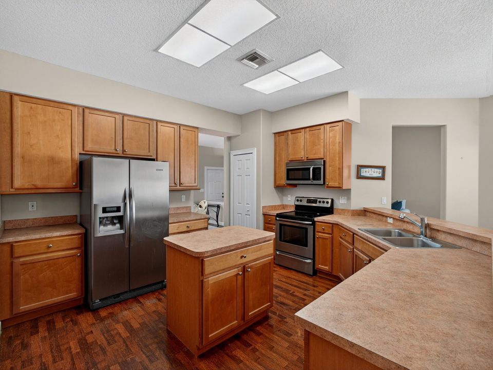 待售: $720,000 (4 贝兹, 3 浴室, 2469 平方英尺)