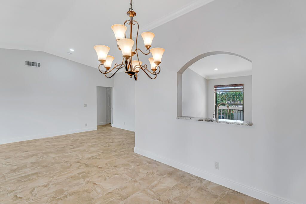 На продажу: $238,000 (2 спален, 2 ванн, 1133 Квадратных фут)