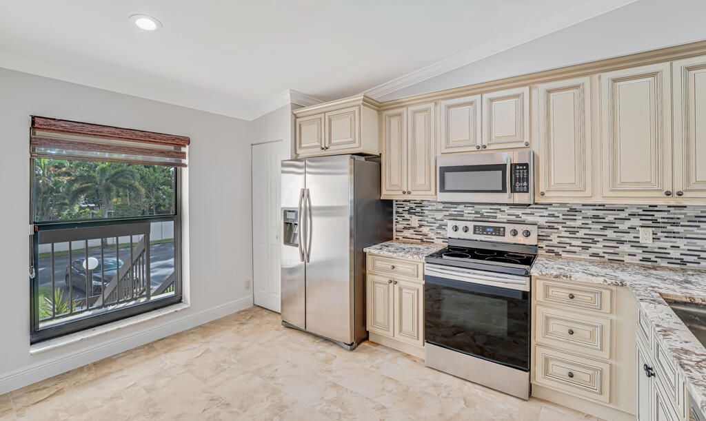 На продажу: $238,000 (2 спален, 2 ванн, 1133 Квадратных фут)