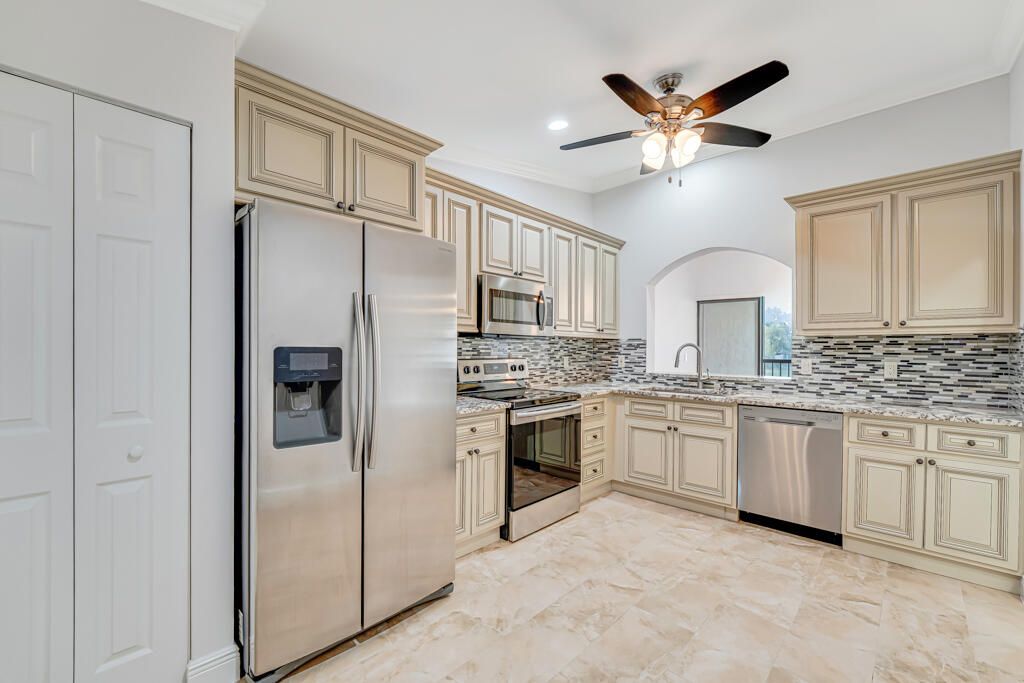 На продажу: $238,000 (2 спален, 2 ванн, 1133 Квадратных фут)