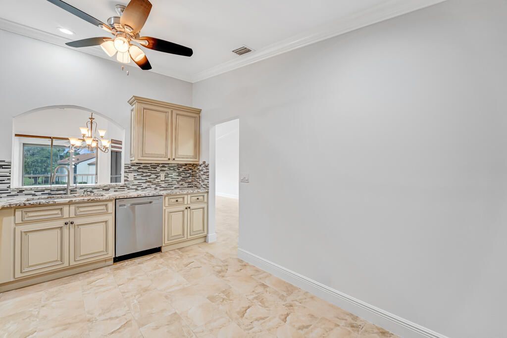 На продажу: $238,000 (2 спален, 2 ванн, 1133 Квадратных фут)