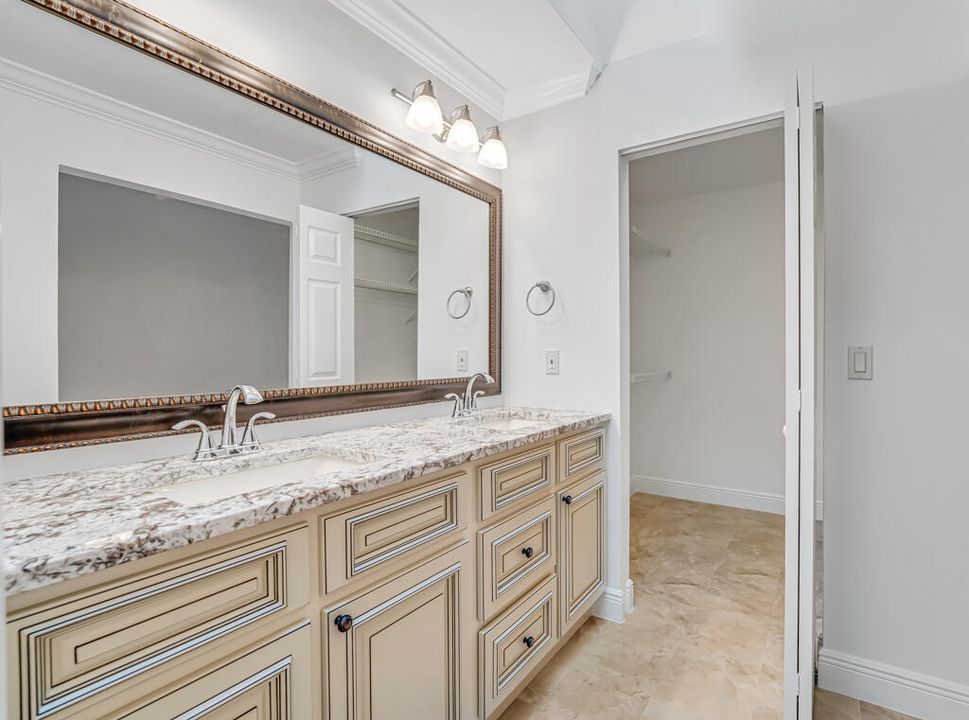 На продажу: $238,000 (2 спален, 2 ванн, 1133 Квадратных фут)