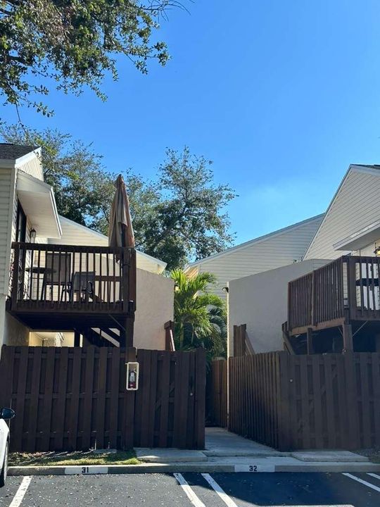 For Sale: $185,000 (1 beds, 1 baths, 627 Square Feet)