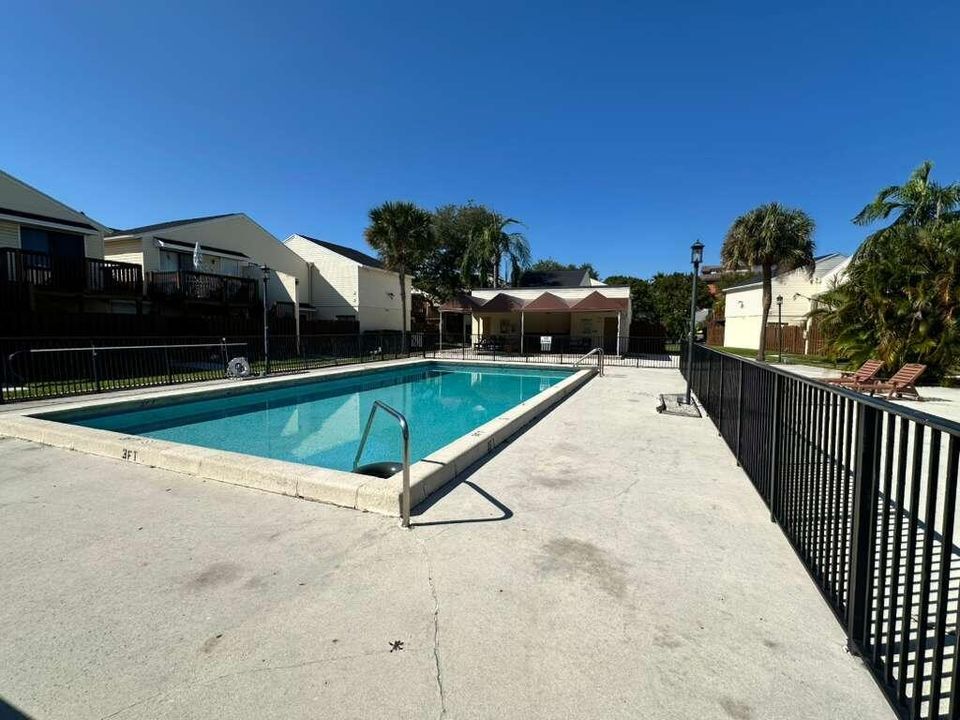 For Sale: $185,000 (1 beds, 1 baths, 627 Square Feet)