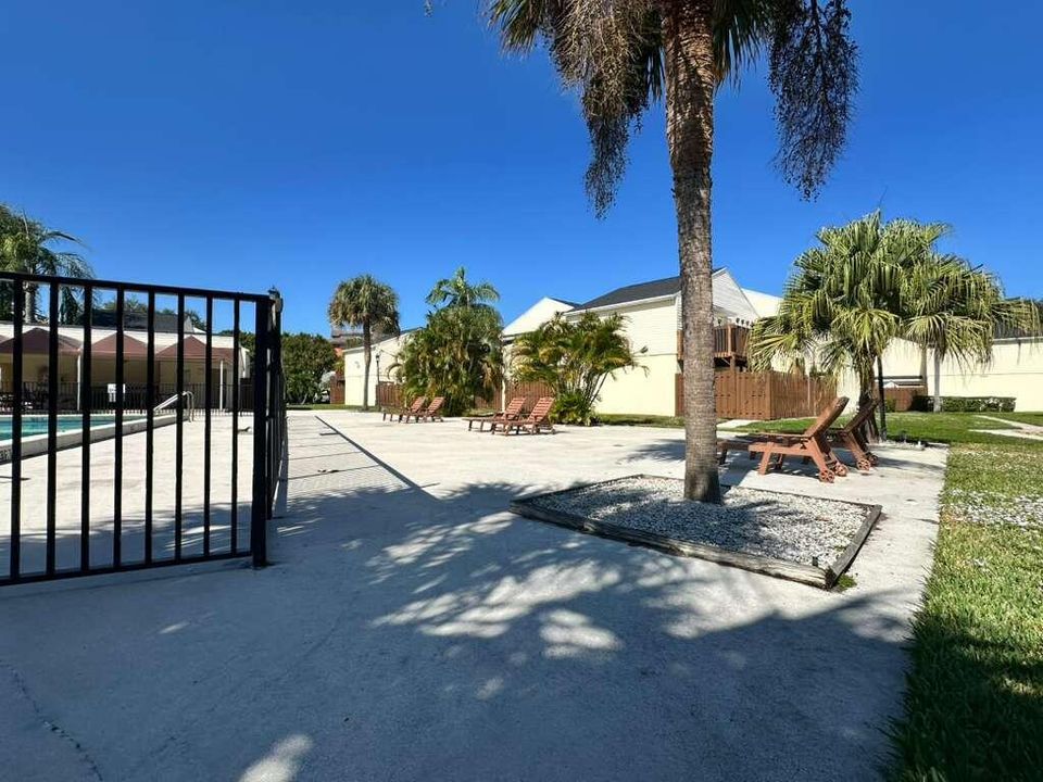 For Sale: $185,000 (1 beds, 1 baths, 627 Square Feet)