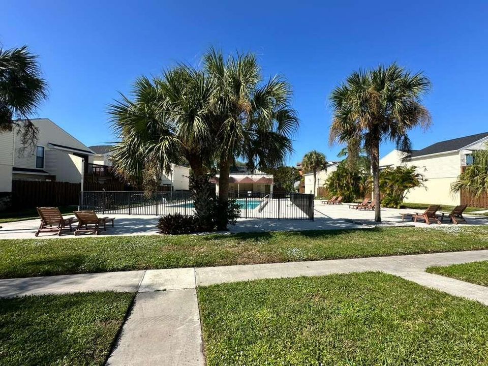 For Sale: $185,000 (1 beds, 1 baths, 627 Square Feet)