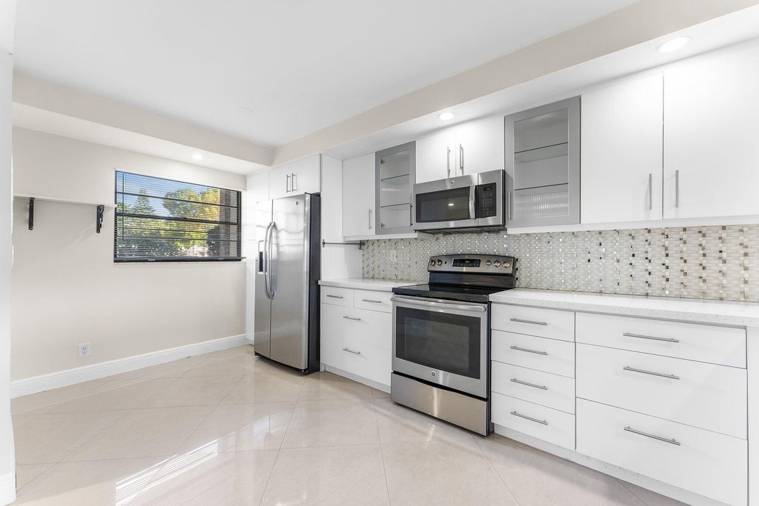 For Rent: $2,400 (2 beds, 2 baths, 1218 Square Feet)