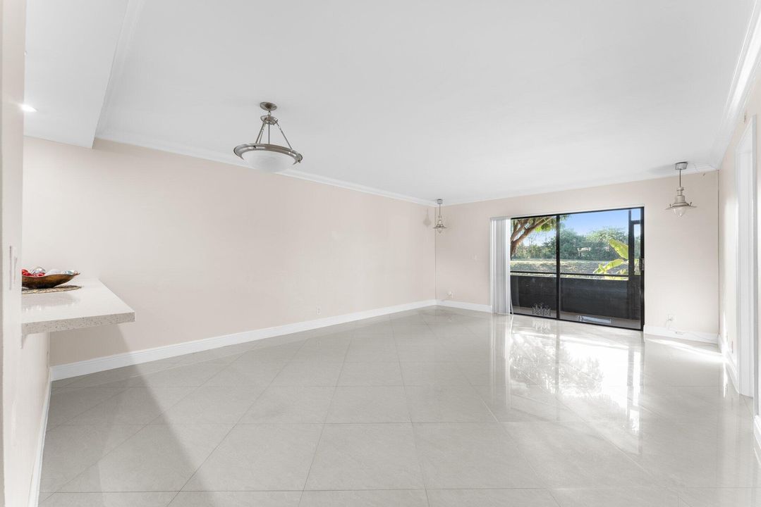 For Rent: $2,400 (2 beds, 2 baths, 1218 Square Feet)