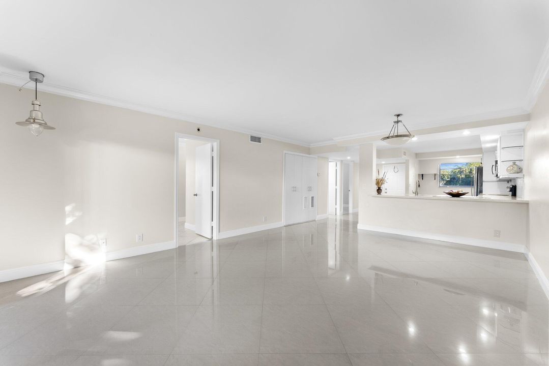 For Rent: $2,400 (2 beds, 2 baths, 1218 Square Feet)