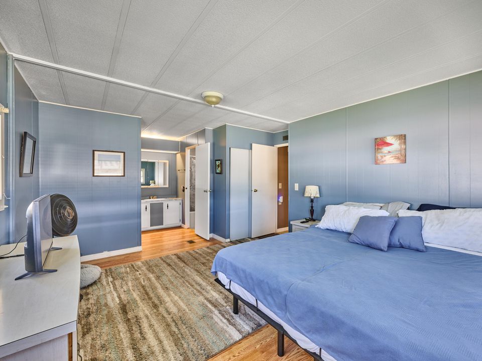 На продажу: $225,000 (2 спален, 2 ванн, 1152 Квадратных фут)