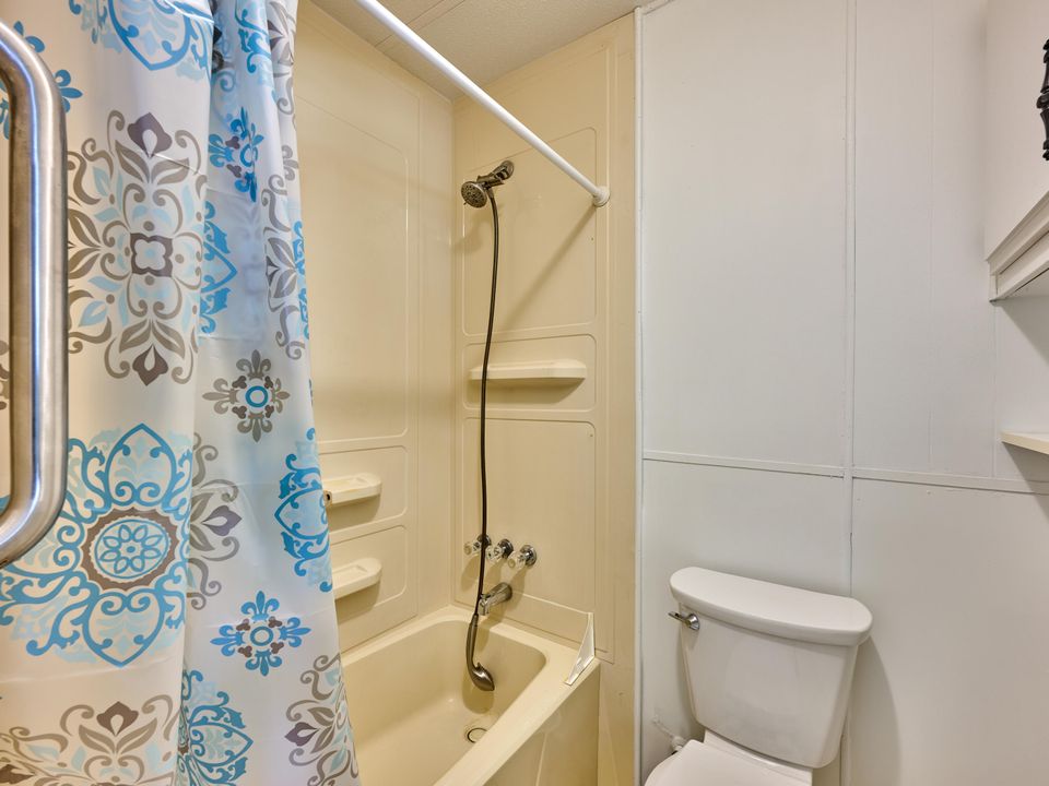 На продажу: $225,000 (2 спален, 2 ванн, 1152 Квадратных фут)