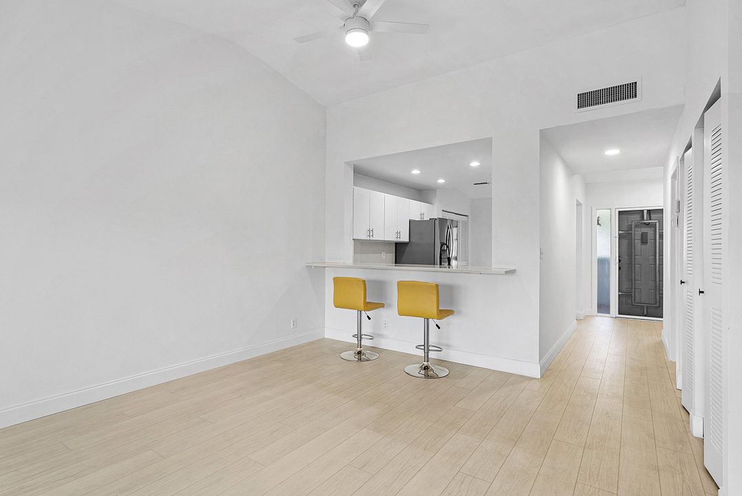 For Rent: $2,800 (2 beds, 2 baths, 1293 Square Feet)