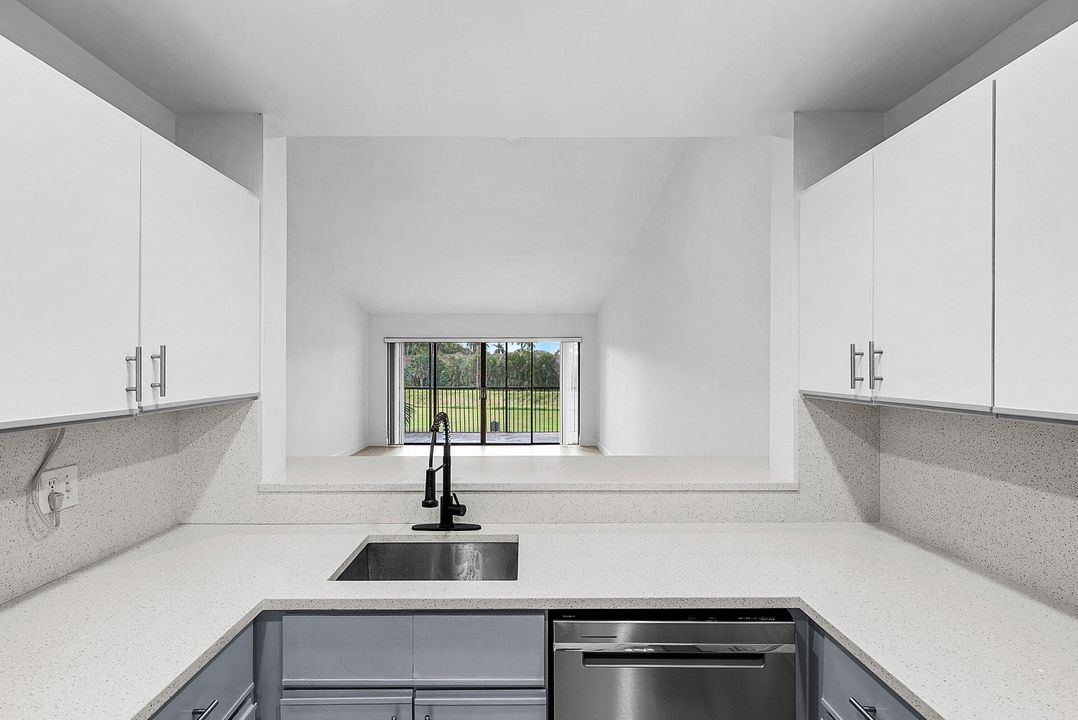 For Rent: $2,800 (2 beds, 2 baths, 1293 Square Feet)