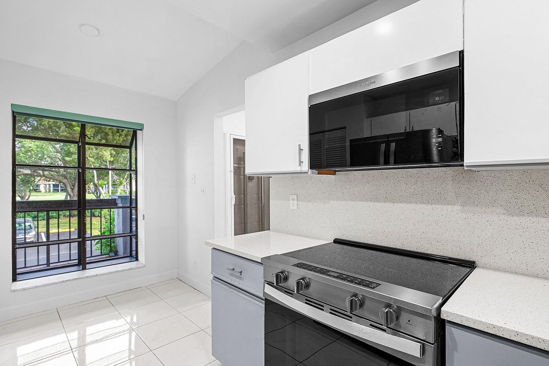 For Rent: $2,800 (2 beds, 2 baths, 1293 Square Feet)