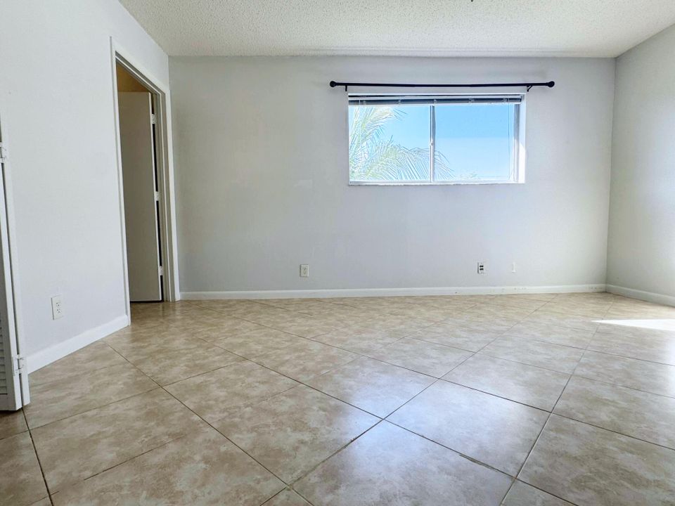 For Rent: $2,000 (2 beds, 2 baths, 1040 Square Feet)