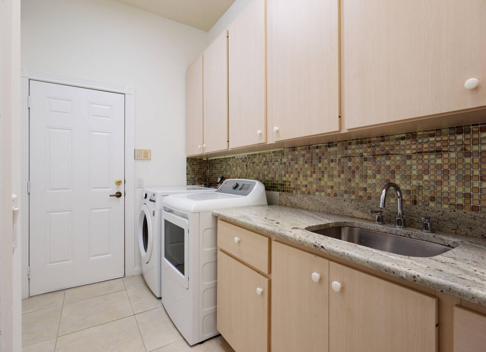 合同活跃: $429,900 (3 贝兹, 2 浴室, 1952 平方英尺)