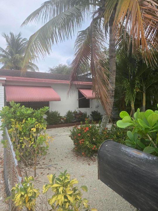 For Rent: $2,850 (3 beds, 1 baths, 1240 Square Feet)