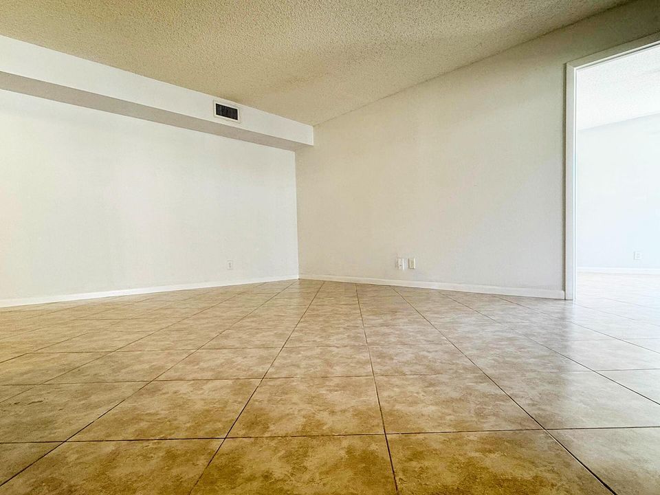 For Rent: $2,000 (2 beds, 2 baths, 1040 Square Feet)